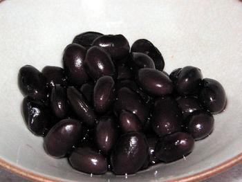 ぷっくりツヤツヤな黒豆のできあがり♪