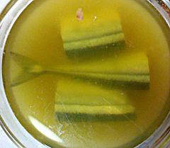 お茶にサンマを浸けてます
